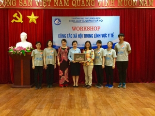 Giving souvenir for international students from Taiwan in 2016