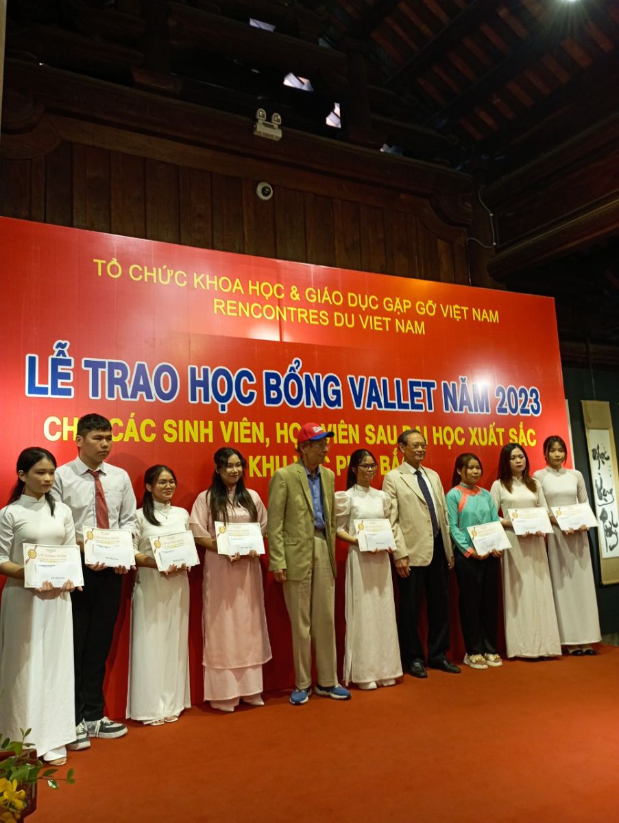 Sinh viên khoa Hóa học vinh dự nhận học bổng Vallet 2023