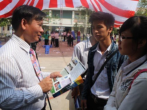 Học sinh tìm hiểu thông tin tuyển sinh của các trường ĐH 