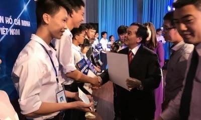 Trao 10 tỉ đồng cho Quỹ nghiên cứu khoa học giúp E2bet đăng nhập THPT sáng tạo