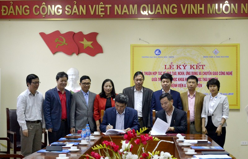 Đại diện 2 b&ecirc;n thực hiện nghi thức k&yacute; kết