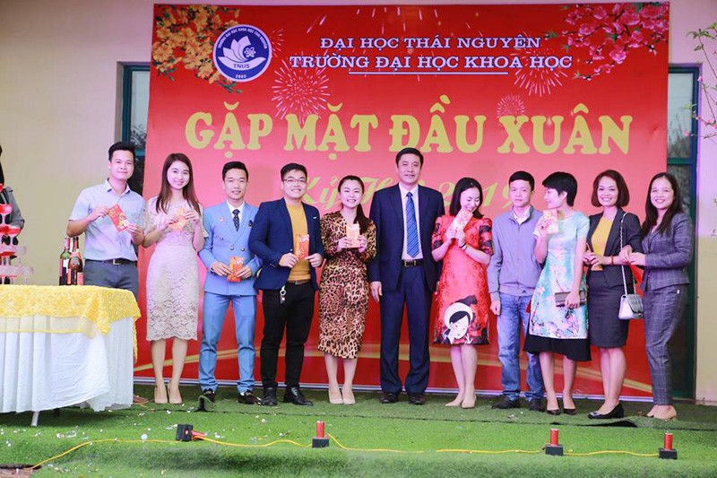 Ban Giám hi&ecirc;̣u v&agrave; C&ocirc;ng đo&agrave;n Trường gửi tặng lì xì đ&acirc;̀u năm cho CBVC&NLĐ