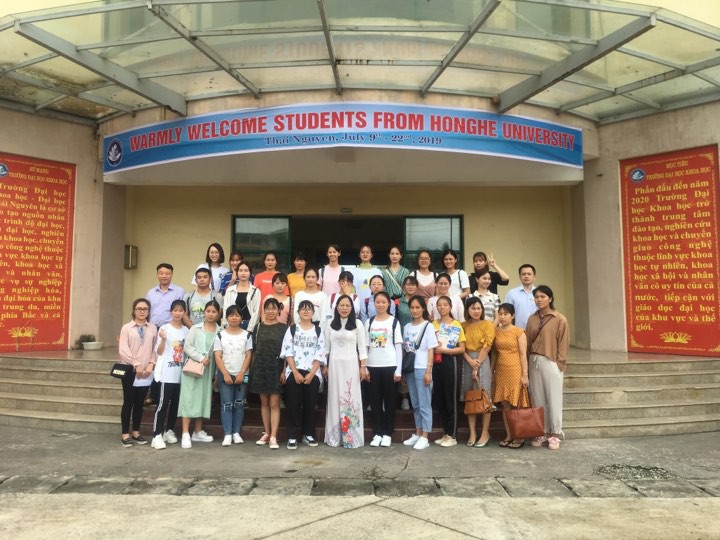 Ảnh 5: Đoàn E2 bet link đăng ký Học viện Hồng Hà chụp ảnh lưu niệm với cán bộ, giảng viên Trường ĐHKH